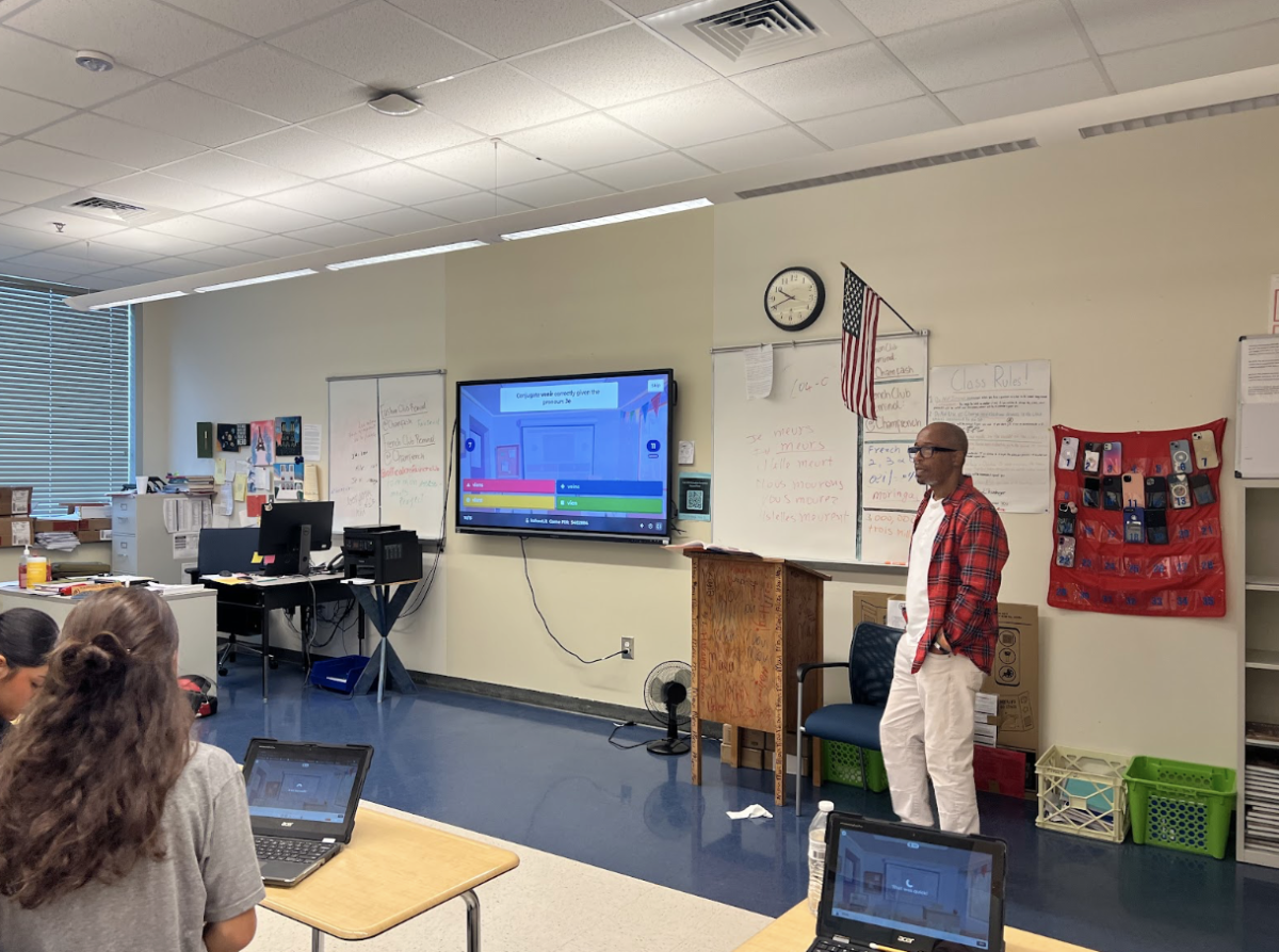 Mr. Bretous is doing a Kahoot with his class.
Photo courtesy of Noa Zilber.
